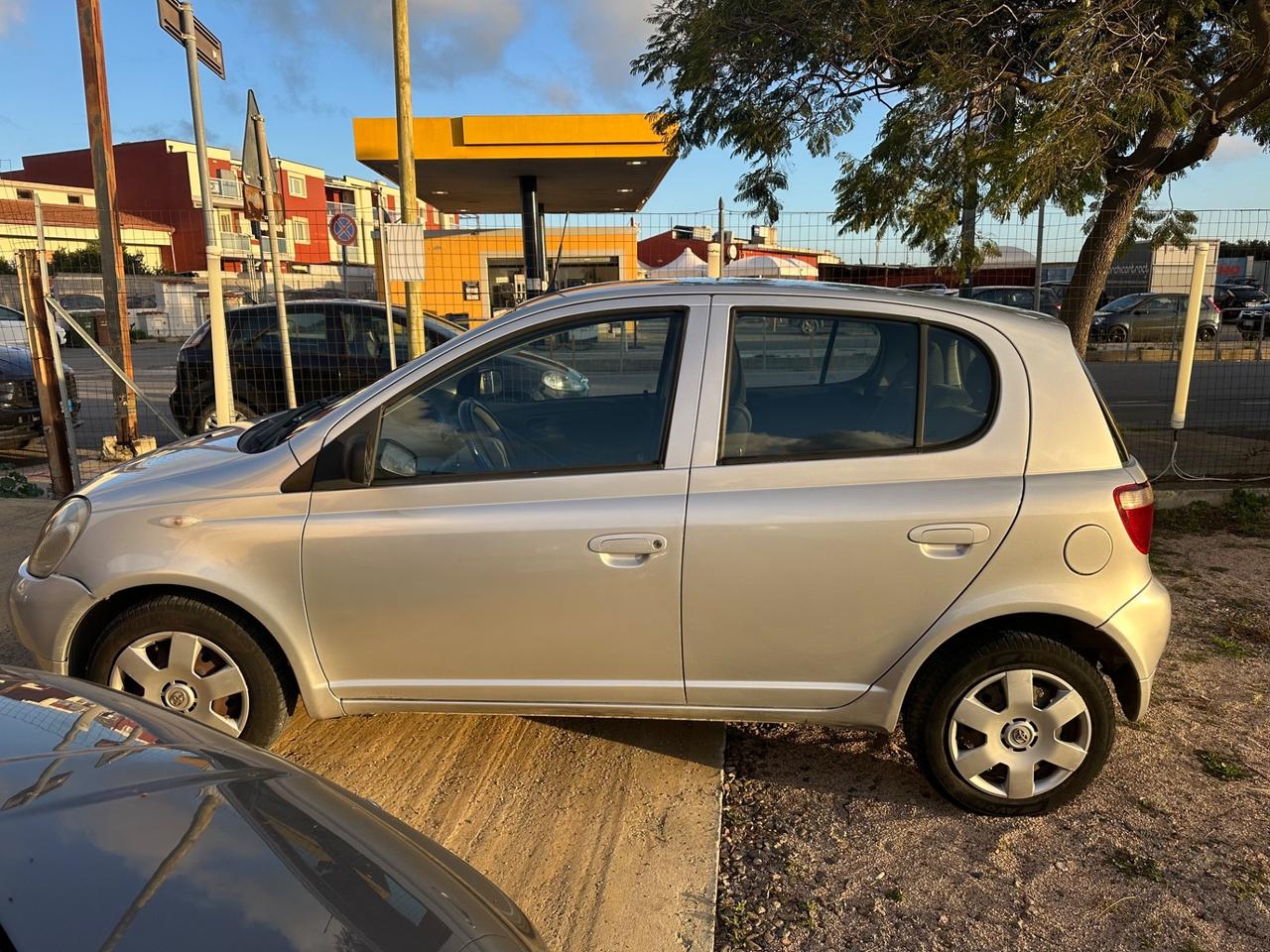 Toyota Yaris 1.0i 16V cat 5 porte Sol