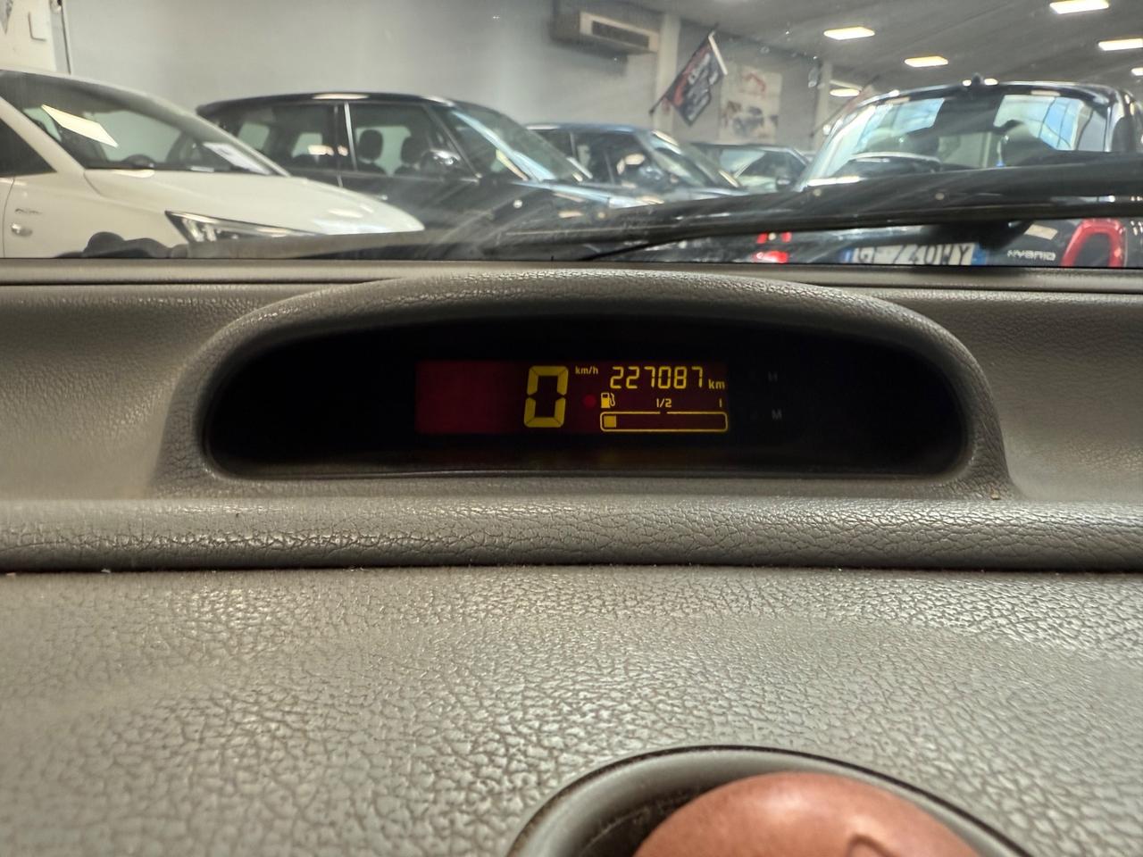 Renault Twingo 1.2i 16V cat Kenzo 75CV Ok Neopatentati