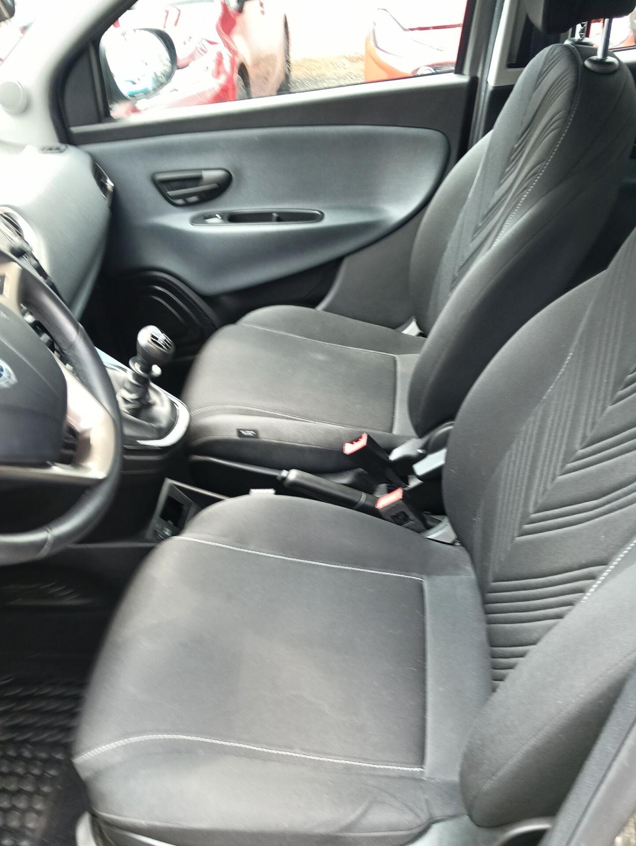 Lancia Ypsilon 1.0 ibrid