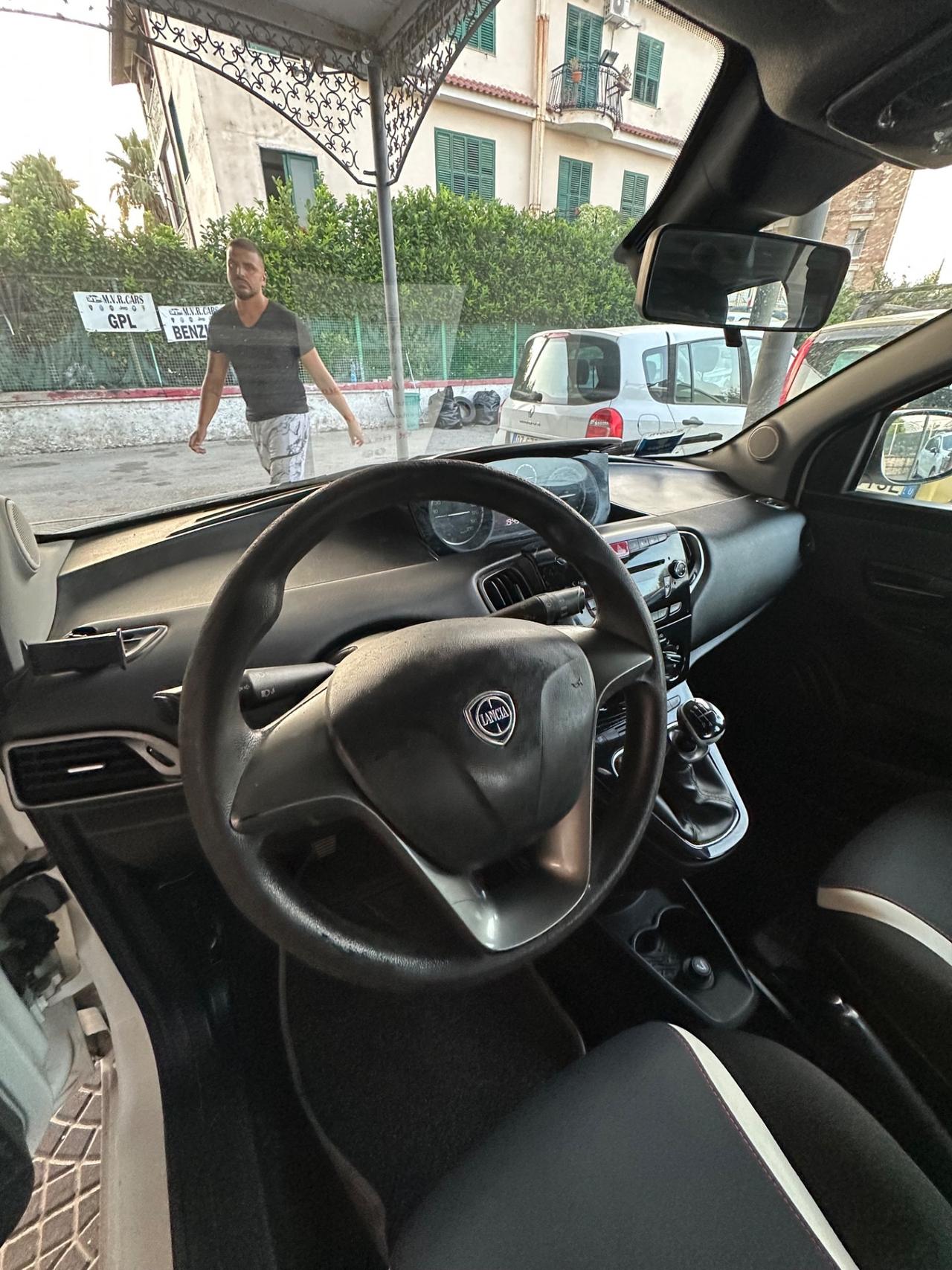 Lancia Ypsilon 0.9 TwinAir 85 CV 5 porte Metano Ecochic Elefantino
