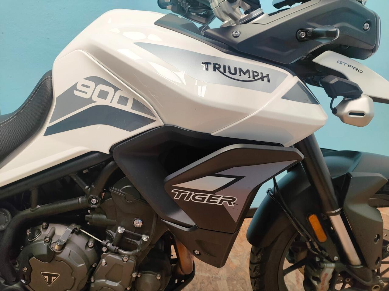 Triumph Tiger 900 GT PRO con tris borse originali