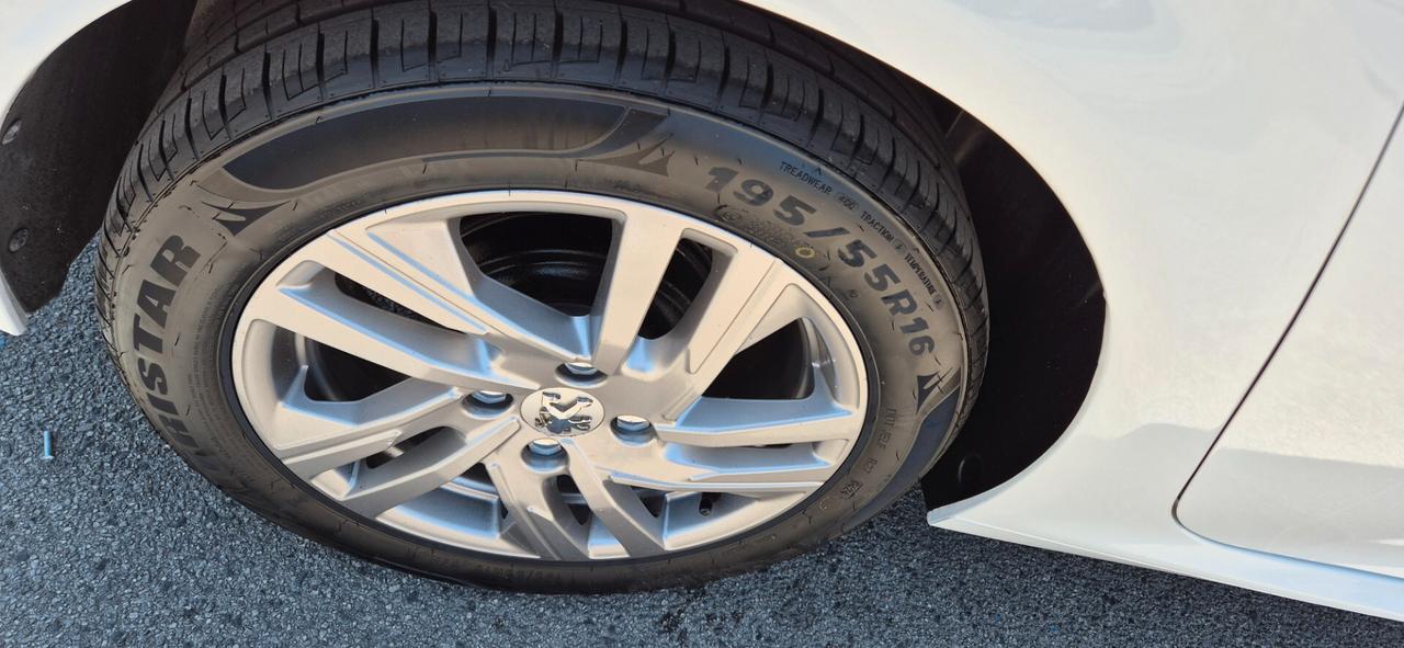 Peugeot 208 75cv - ok neopatentati - GARANZIA 12 MESI