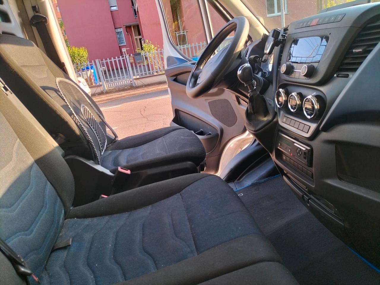 Carroattrezzi IVECO DAILY 2 AUTO EURO 6