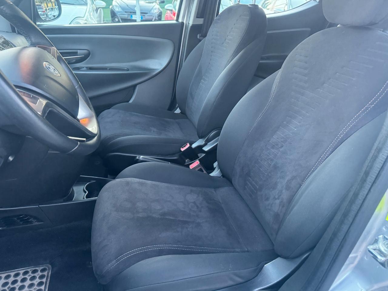 Lancia Ypsilon 1.2 69 CV 5 porte S&S Silver NEOPATENTATI