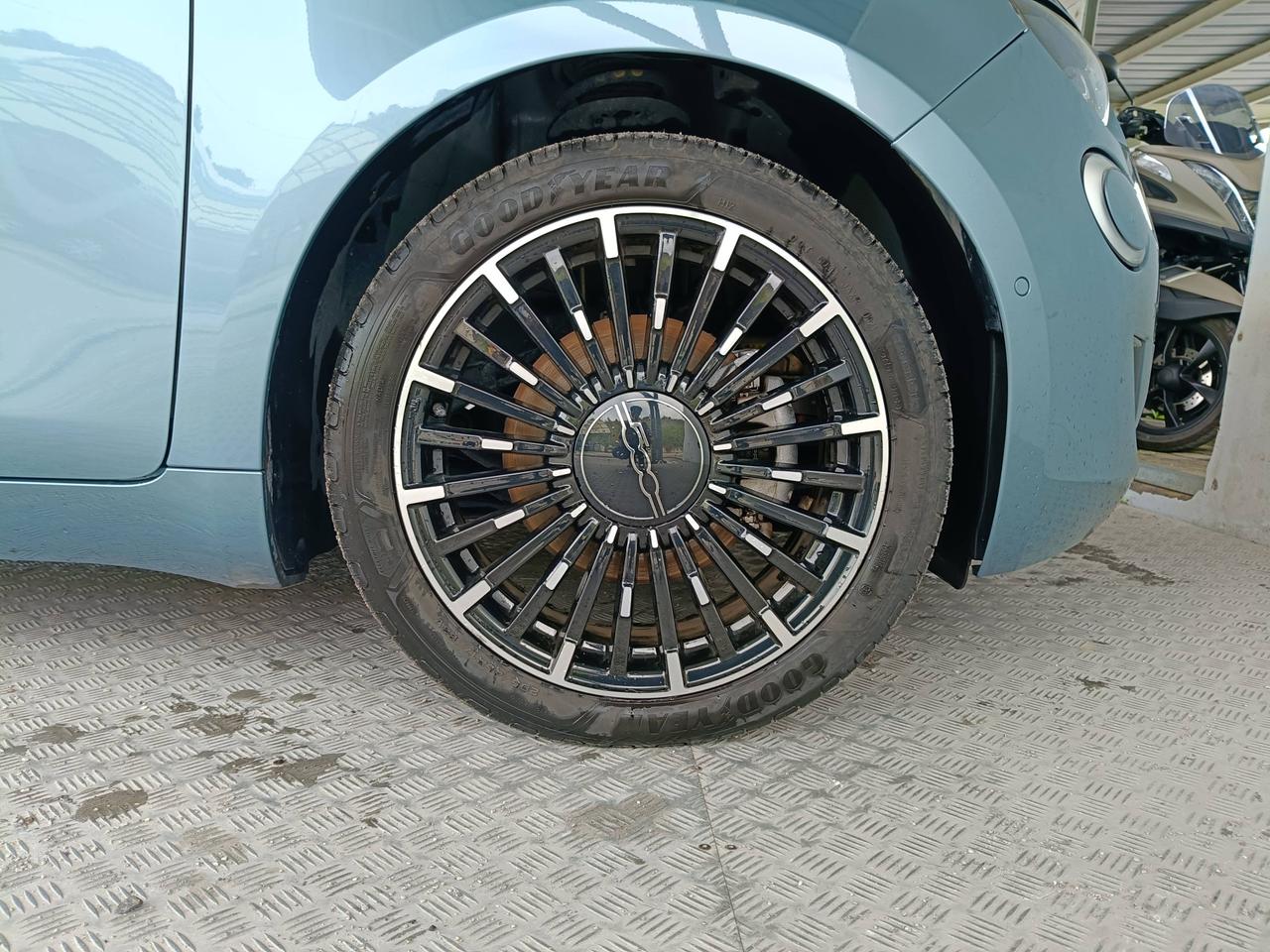 FIAT 500e 3+1 - 500e 3+1 42 kWh La Prima