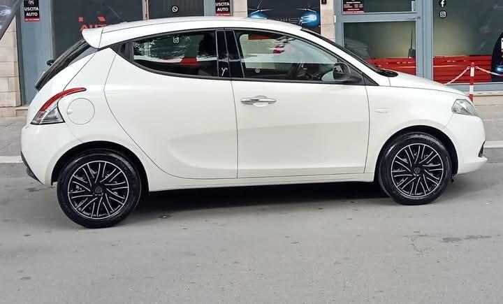 Lancia Ypsilon 1.2 69 CV 5 porte Silver