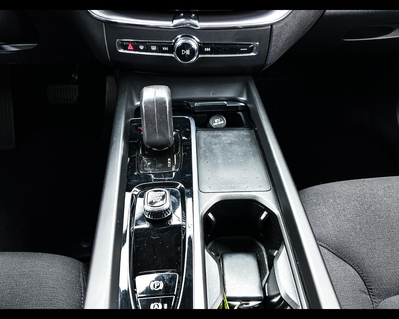 VOLVO XC60 (2017-->) - XC60 T6 Recharge Plug-in Hybrid AWD Inscription Expression