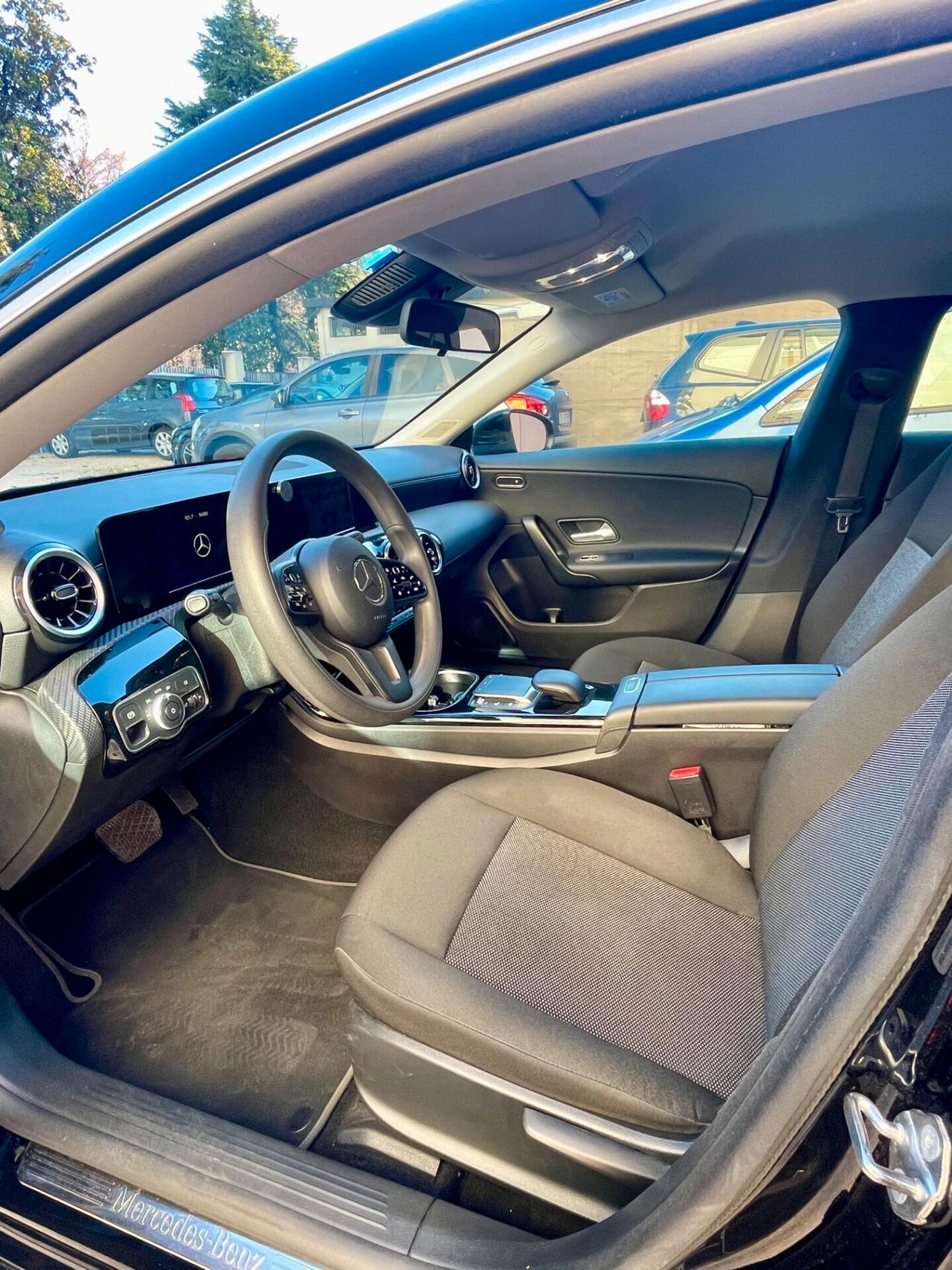 Mercedes-benz CLA 180 BENZINA Auto Shooting Brake NEOPATENTATI