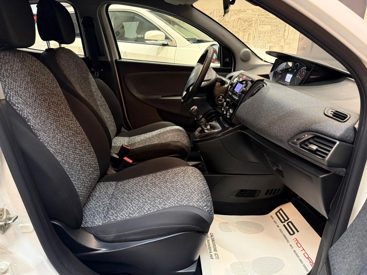 Lancia Ypsilon 1.0 FireFly 5 porte S&S Hybrid Ecochic Silver