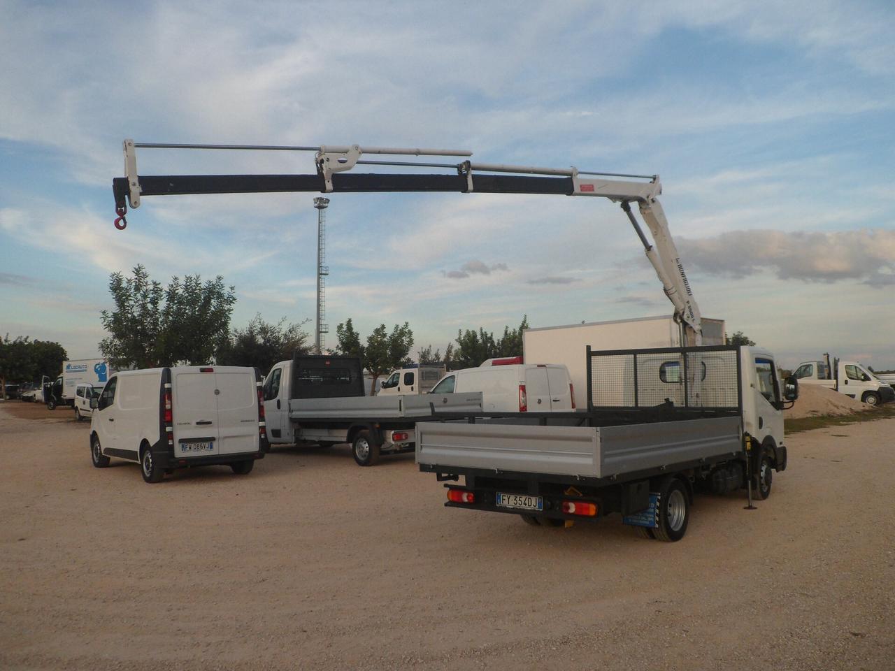 Nissan cabstar cassone con gru