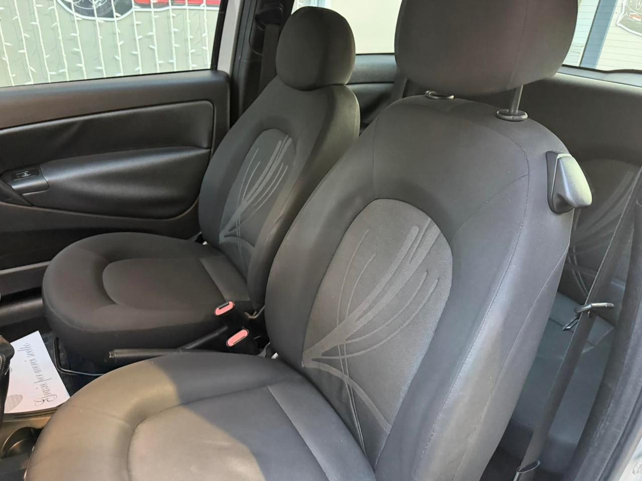 Lancia Ypsilon 1.2 69 CV Silver 10.2012