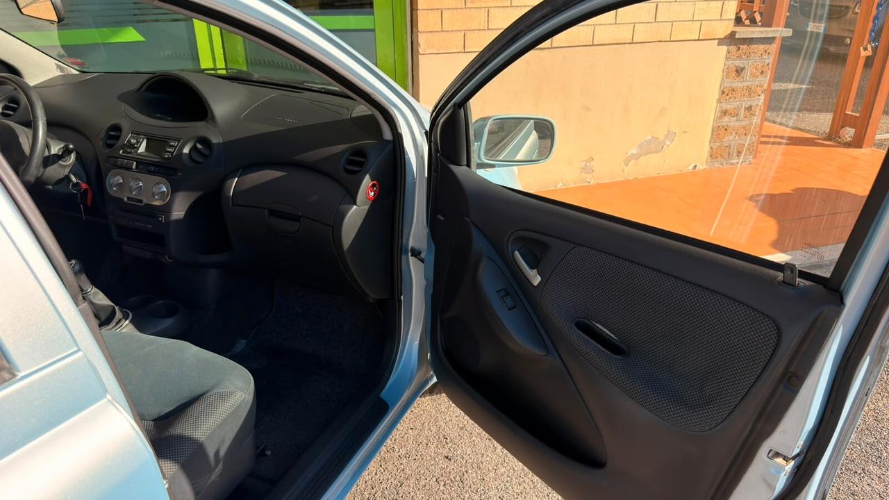 Toyota Yaris 1.0i 16V cat 5 porte Sol