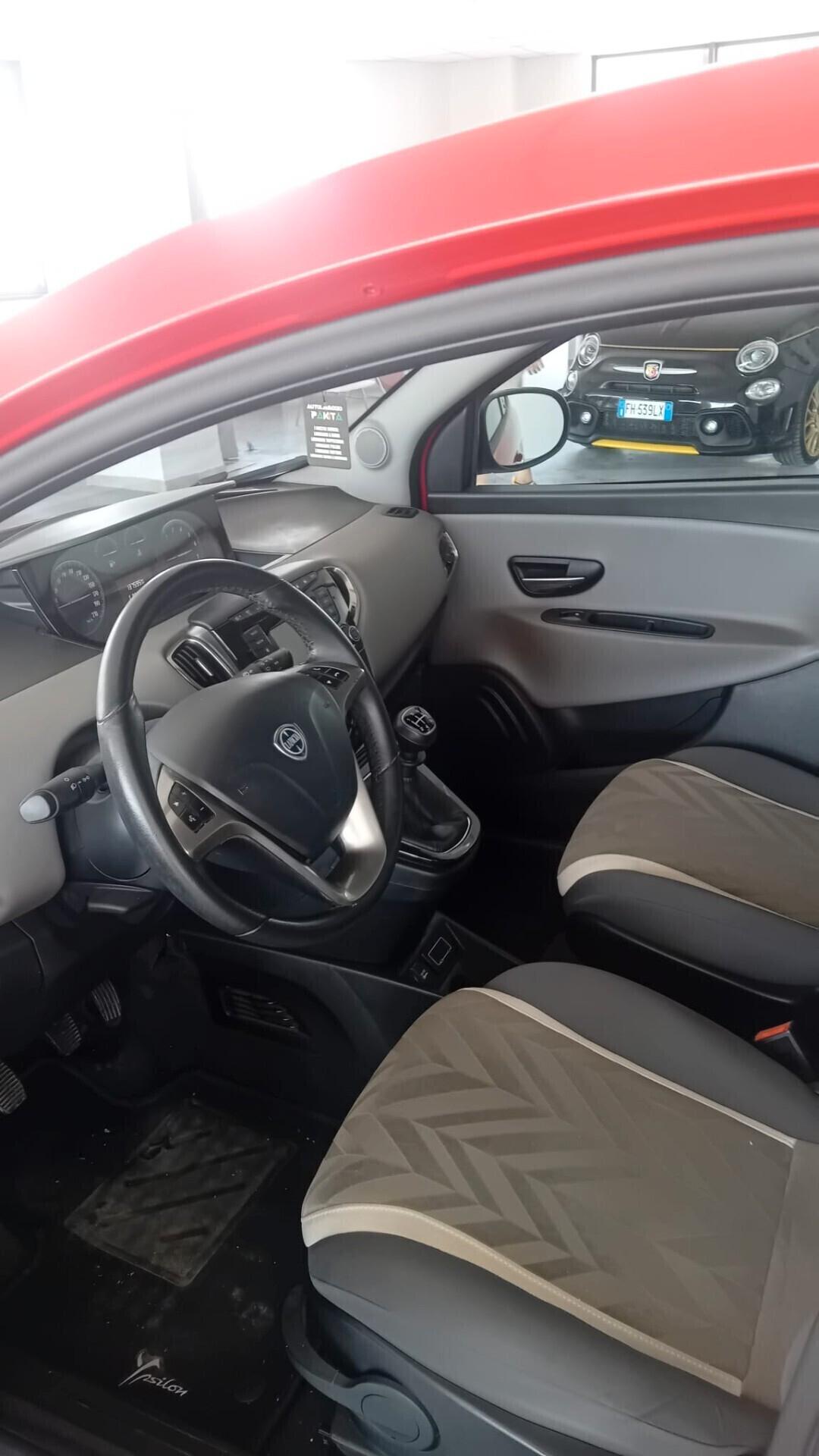 Lancia Ypsilon 0.9 TwinAir 85 CV 5 porte Metano Ecochic Silver
