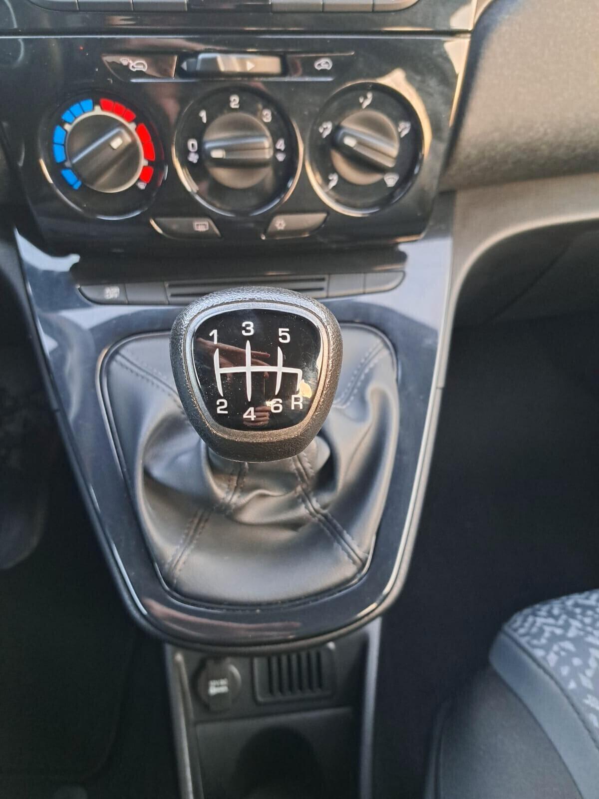 Lancia Ypsilon 1.0 FireFly 5 porte S&S Hybrid Ecochic Silver