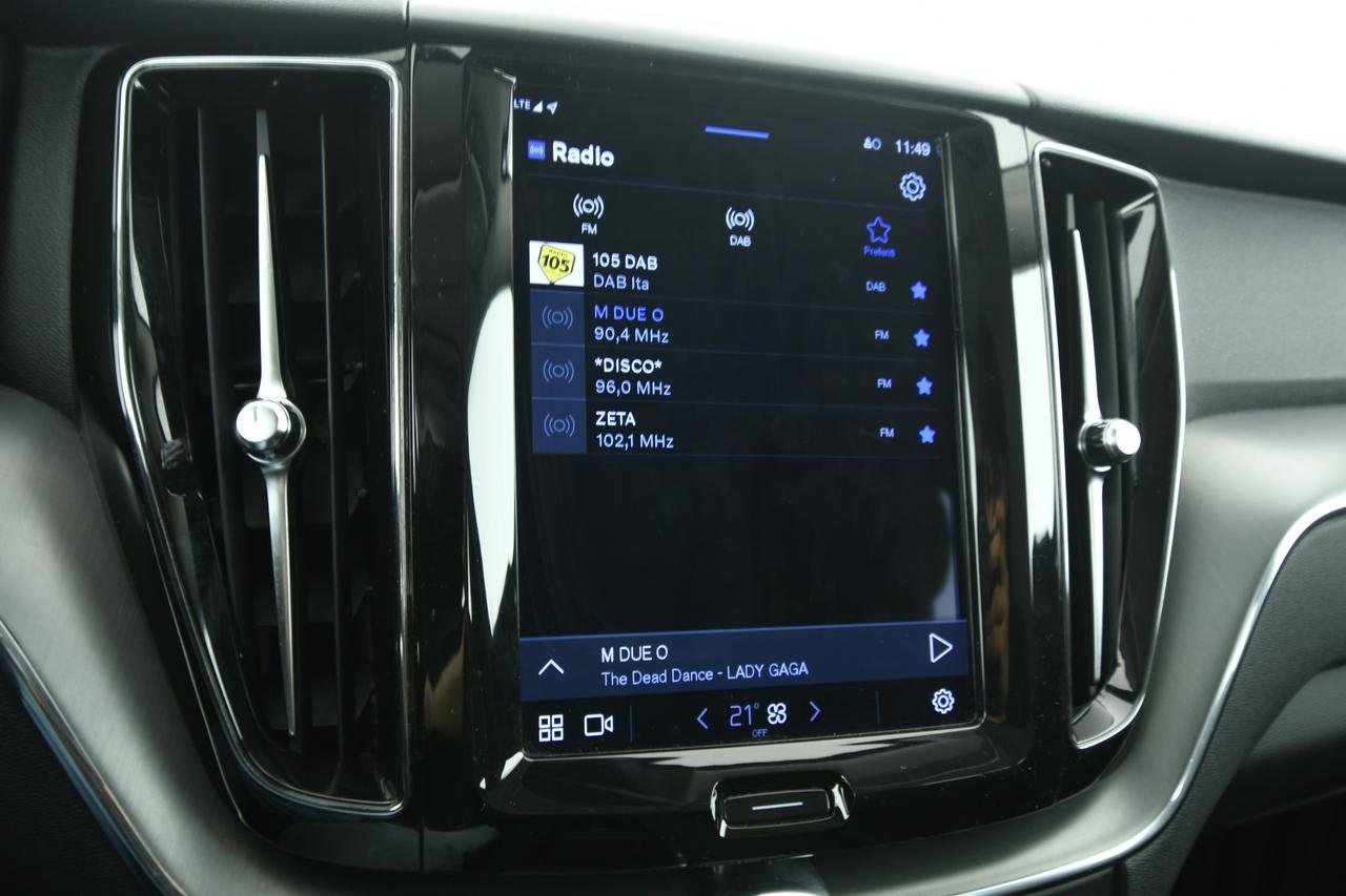 VOLVO XC60 2.0 b4 Momentum awd auto CAMERA+APP CONNECT+FULL LED