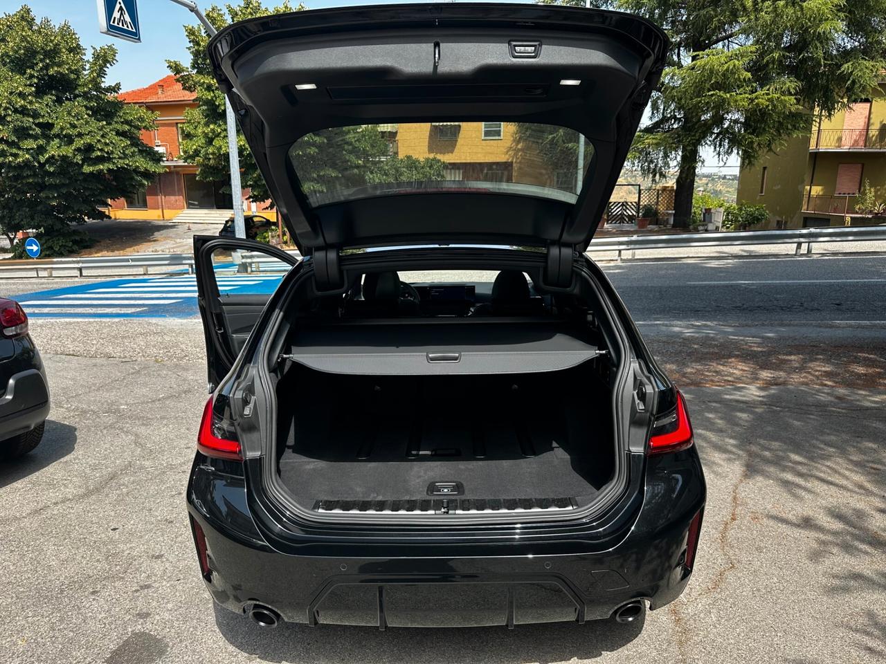 Bmw 318 d Touring M SPORT_PANORAMA_TOTAL BLACK_FARI oLED_HEAD-UP 320