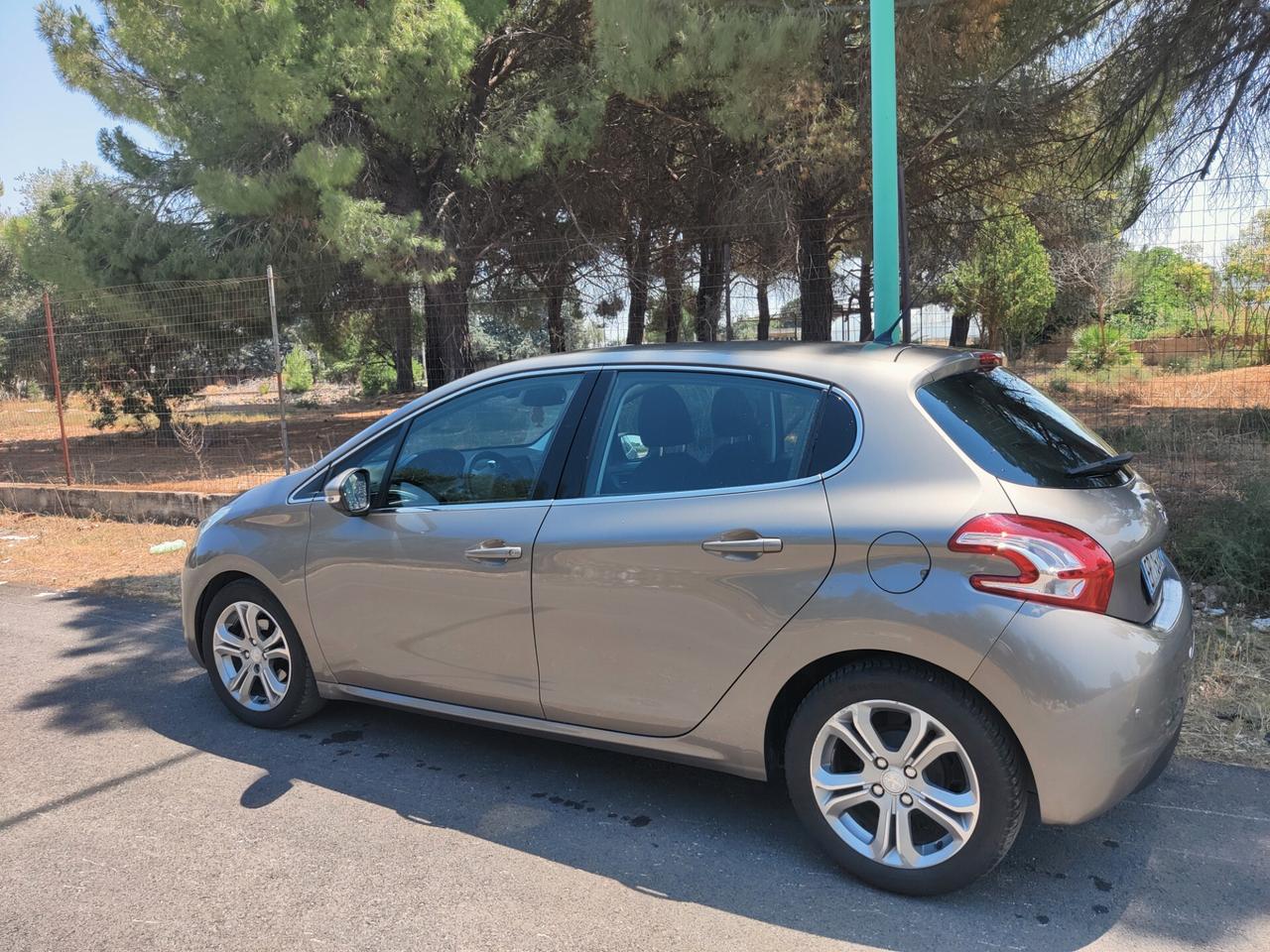 Peugeot 208 1.4 HDi 68 CV 5 porte Allure