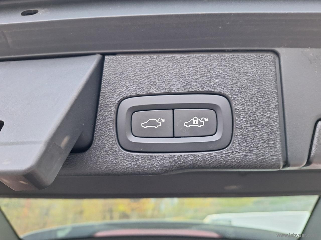 VOLVO XC60 B4 AWD Momentum PRO UNIPROP. MEMORIE FULL LED