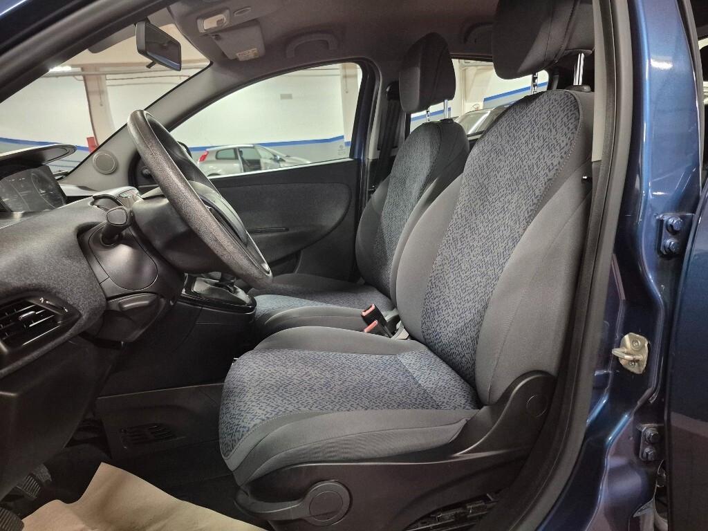 Lancia Ypsilon 1.0 FireFly 5 porte S&S Hybrid Ecochic Silver