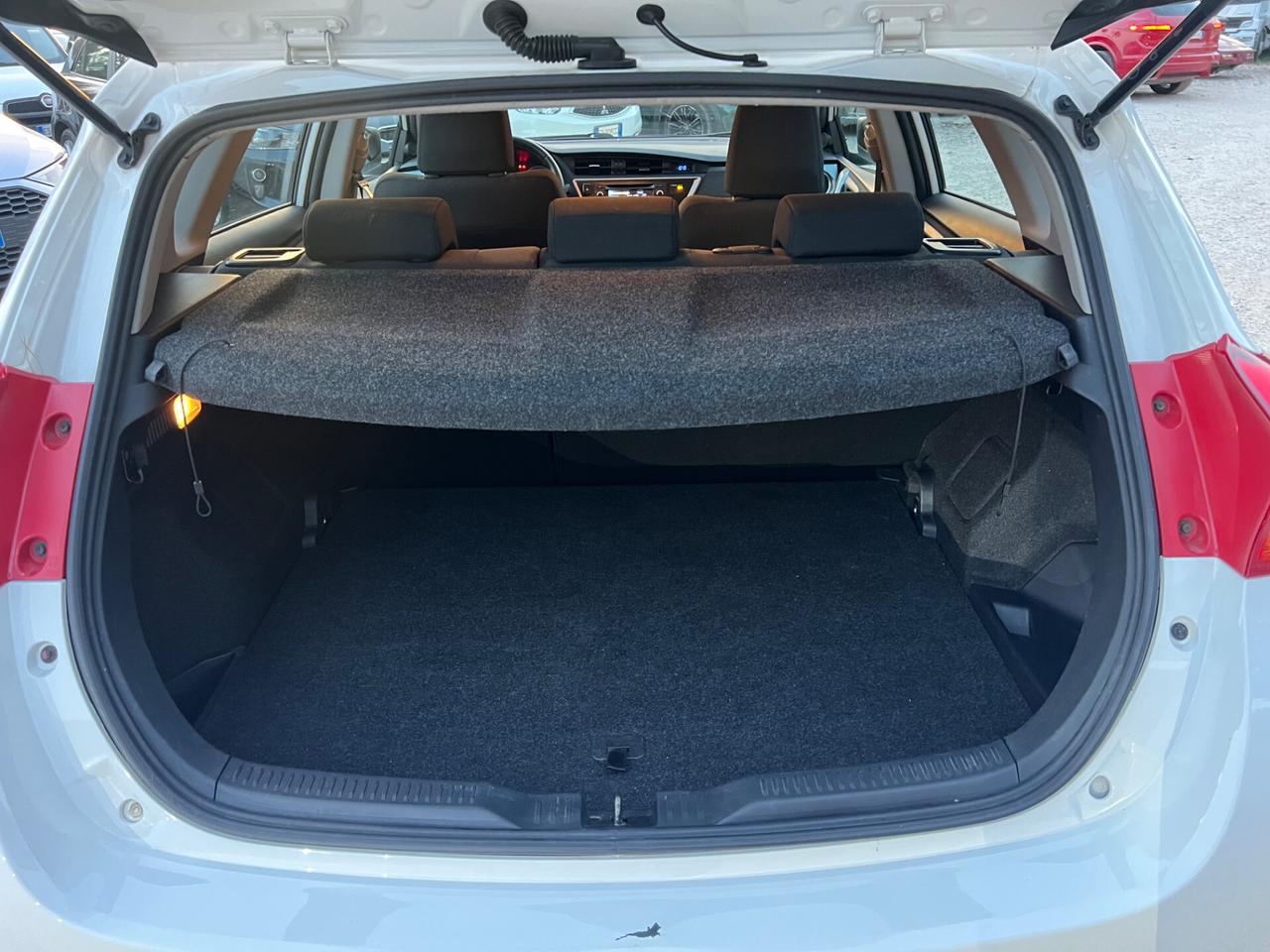 Toyota Auris Hybrid Automatica Permute Rate