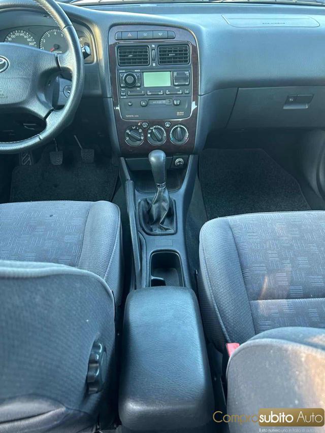 TOYOTA Avensis 1.6i 16V cat