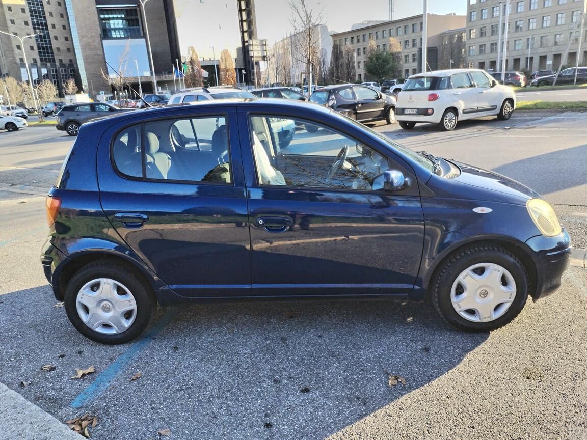 Toyota Yaris 1.0i 16V 5 p 102000km tagliandata gommata 2004