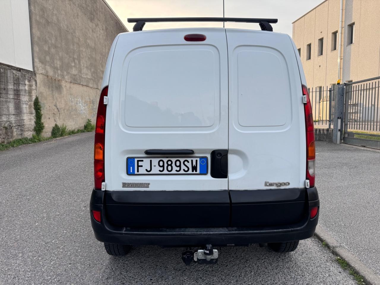 Renault Kangoo con GANCIO TRAINO