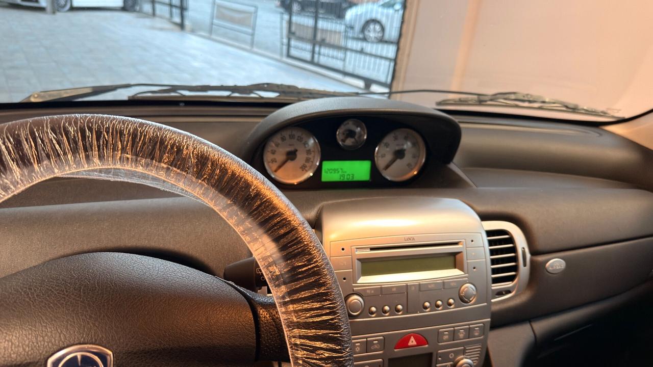 Lancia Ypsilon 1.4 16V Sport MomoDesign