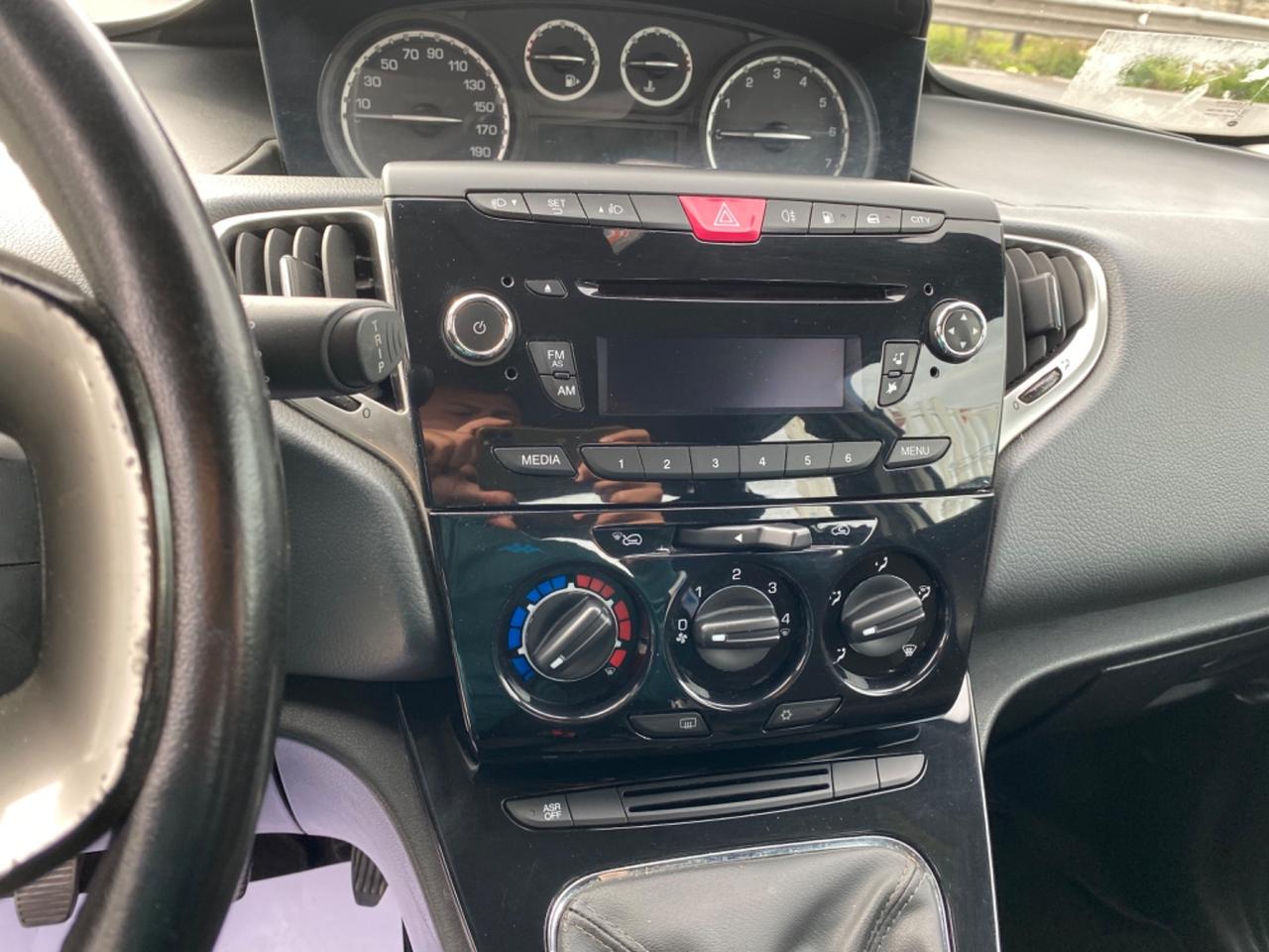 Lancia Ypsilon 0.9 TwinAir 85 CV 5 porte Metano Ecochic Silver