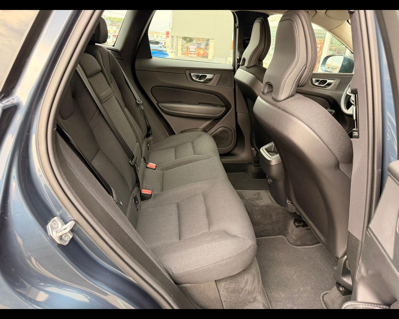 VOLVO XC60 B4 AWD MOMENTUM AUTO