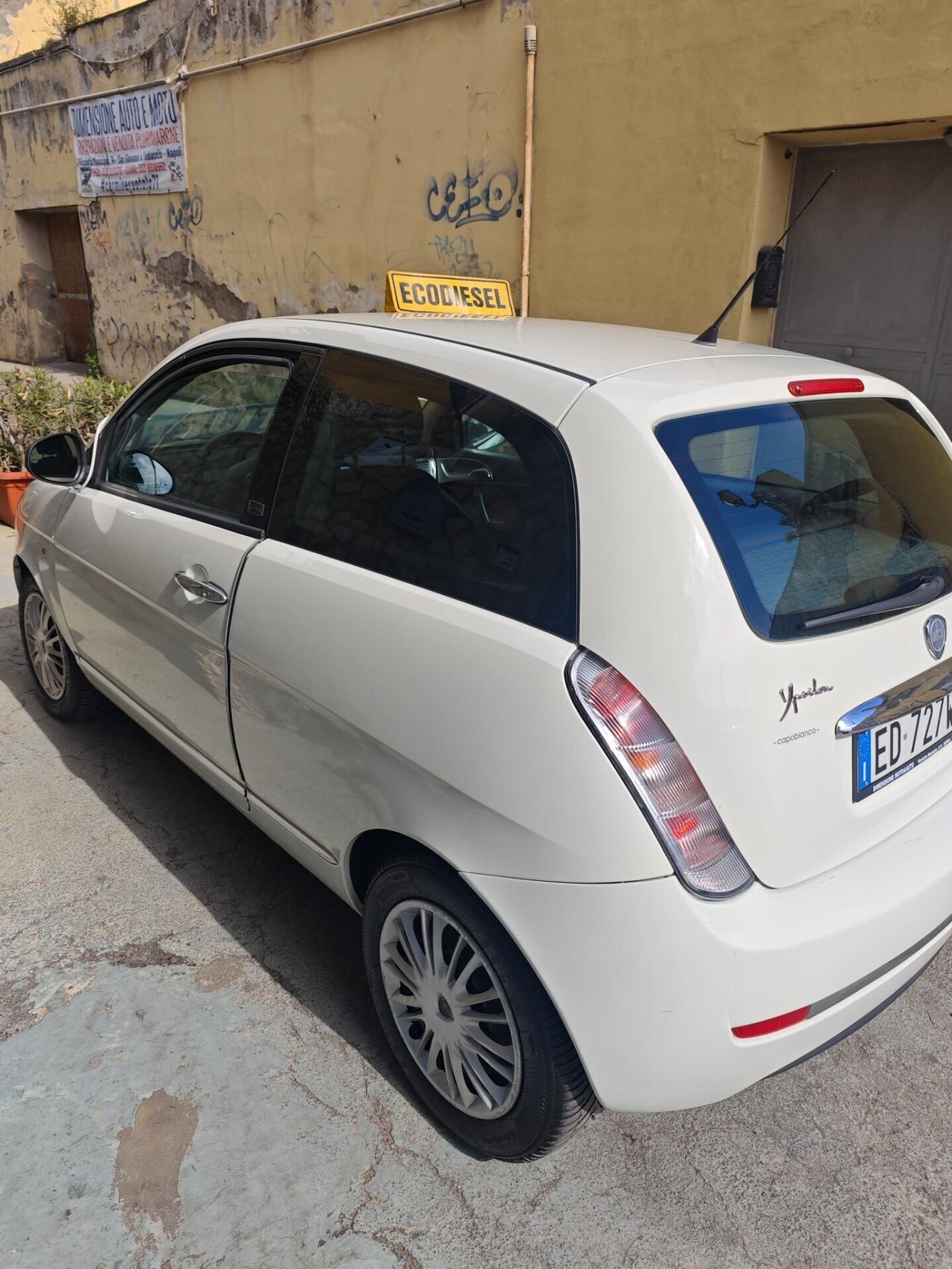 Lancia Ypsilon 1.3 MJT 75 CV Versus