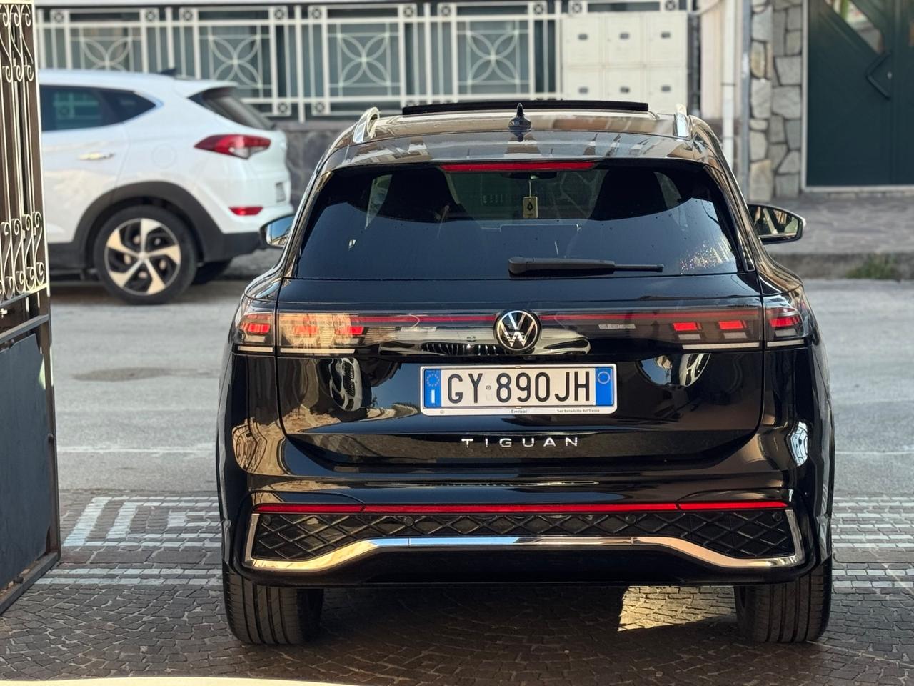 Volkswagen Tiguan 2.0 TDI 150 CV DSG R-Line TETTO IVA DEDUCIBILE