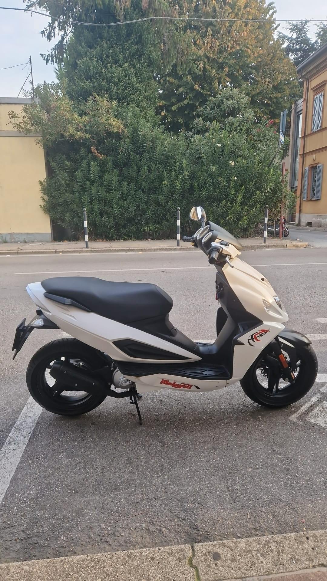 Malaguti Phantom F12R 50 LC Bianco 12-2010