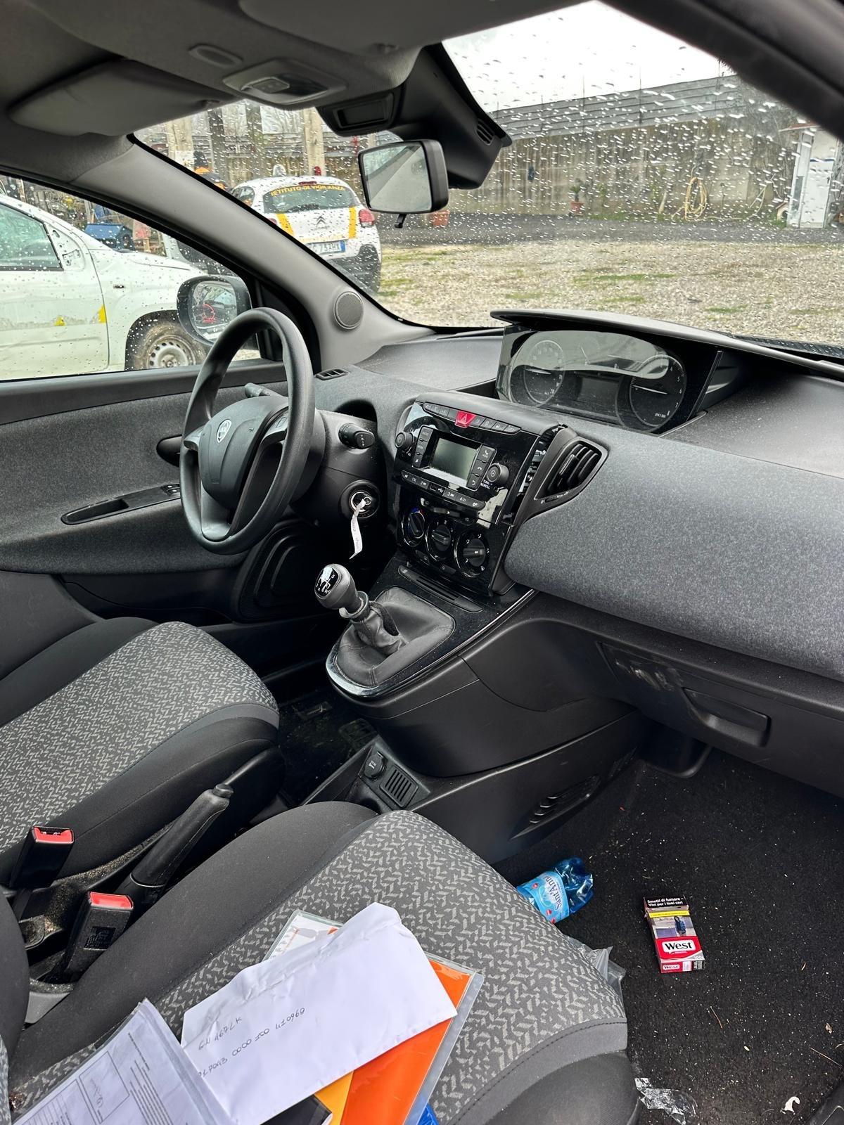 Lancia Ypsilon 1.0 hybrid 2023 sinistrata