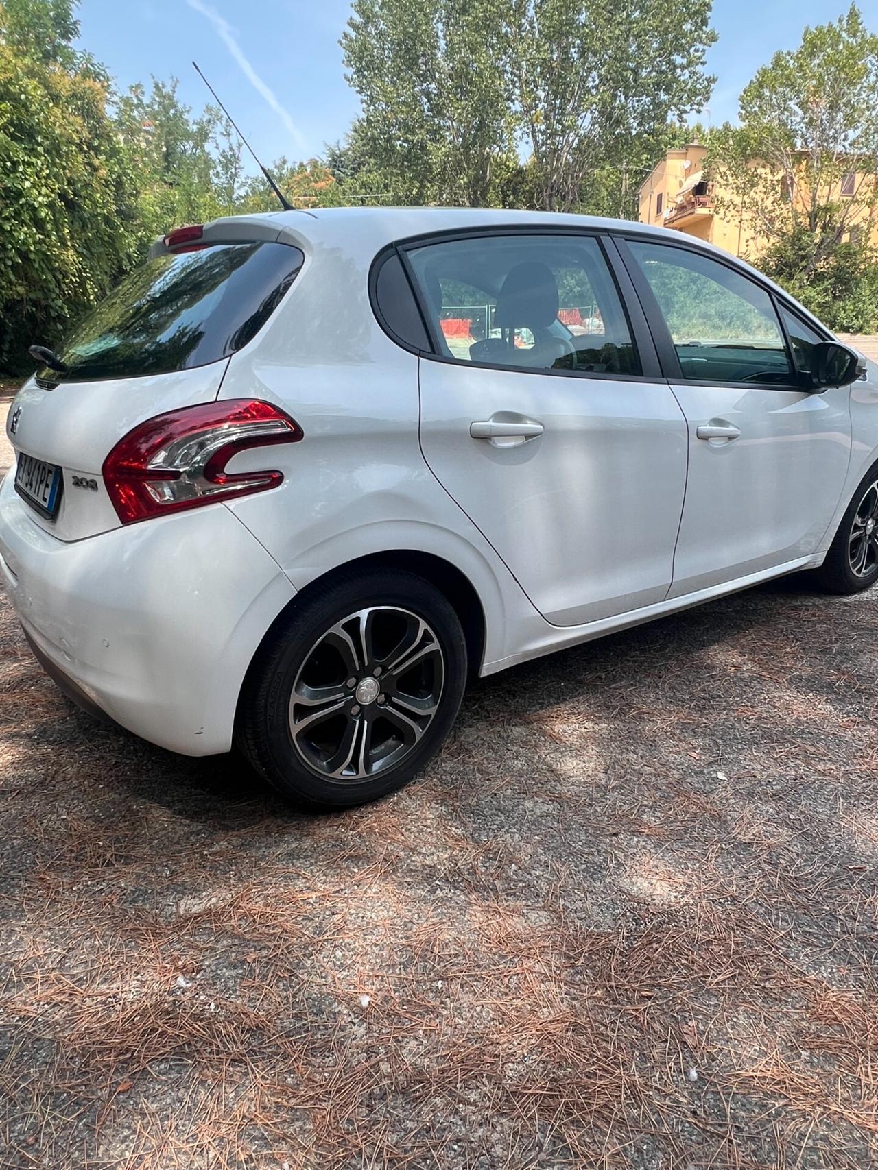 Peugeot 208 1.4 HDi 68 CV 5 porte Allure