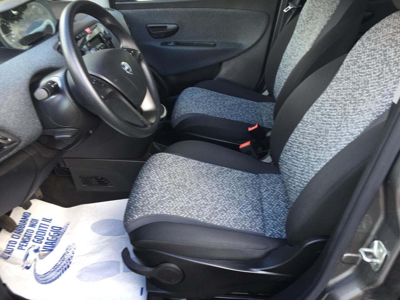 Lancia Ypsilon 1.0 FIREFLY ECOCHIC S&S HYBRID 5P. SILVER X NEOPATENTATI