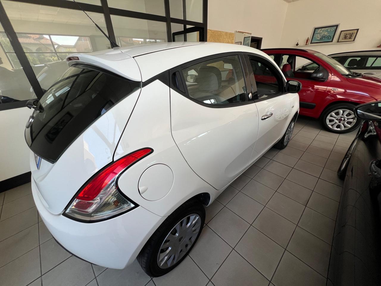 Lancia Ypsilon 0.9 TwinAir 85 CV 5 porte Metano Ecochic Silver
