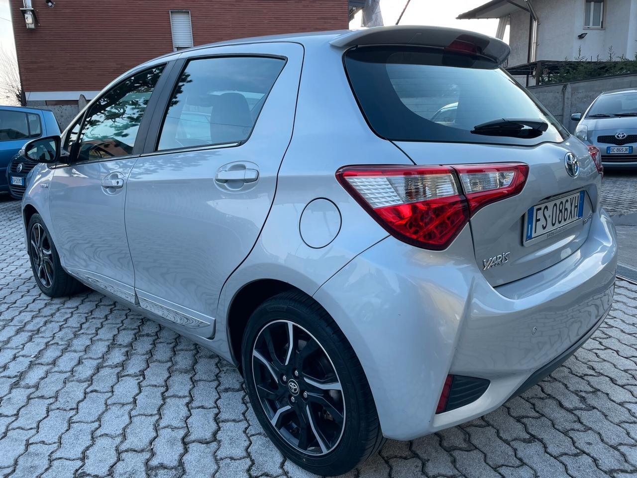 Toyota Yaris 5p 1.5h Trend Red Edition TETTO PANORAMICO