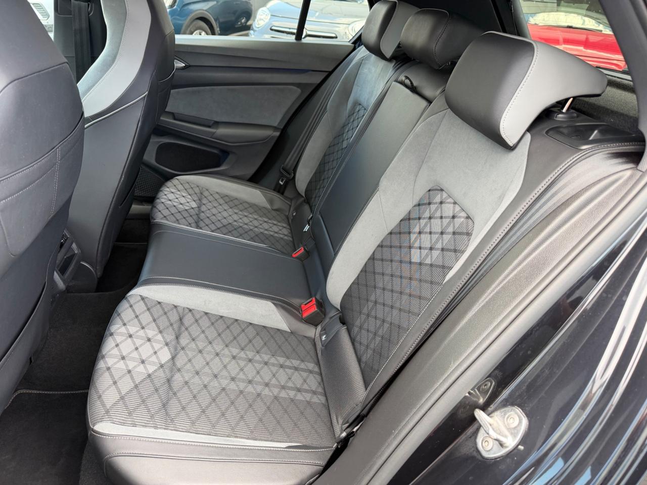 Volkswagen Golf 8 2.0 TDI 150 CV DSG SCR R-Line