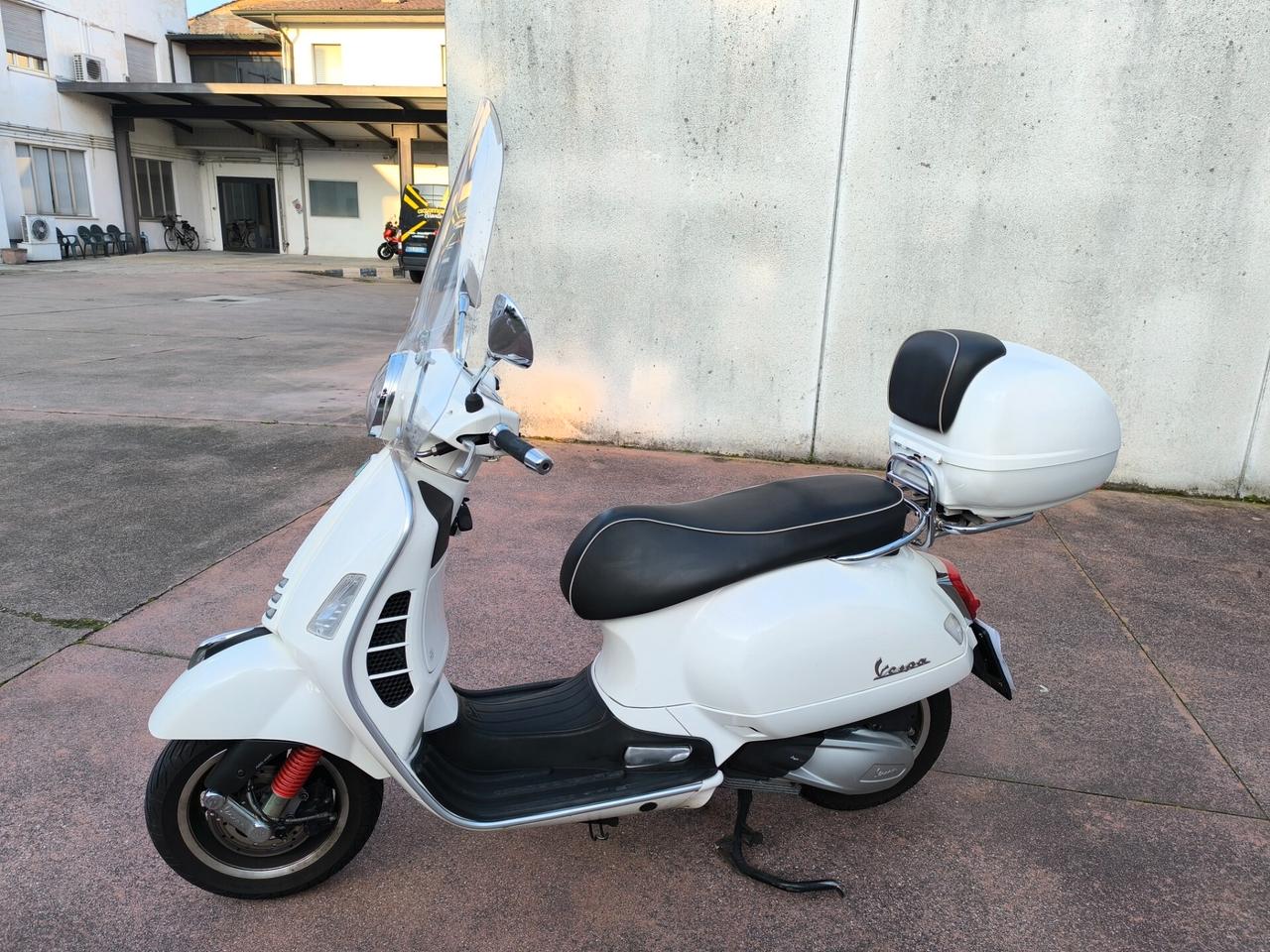 Piaggio Vespa 300 GTS hpe SUPER ABS