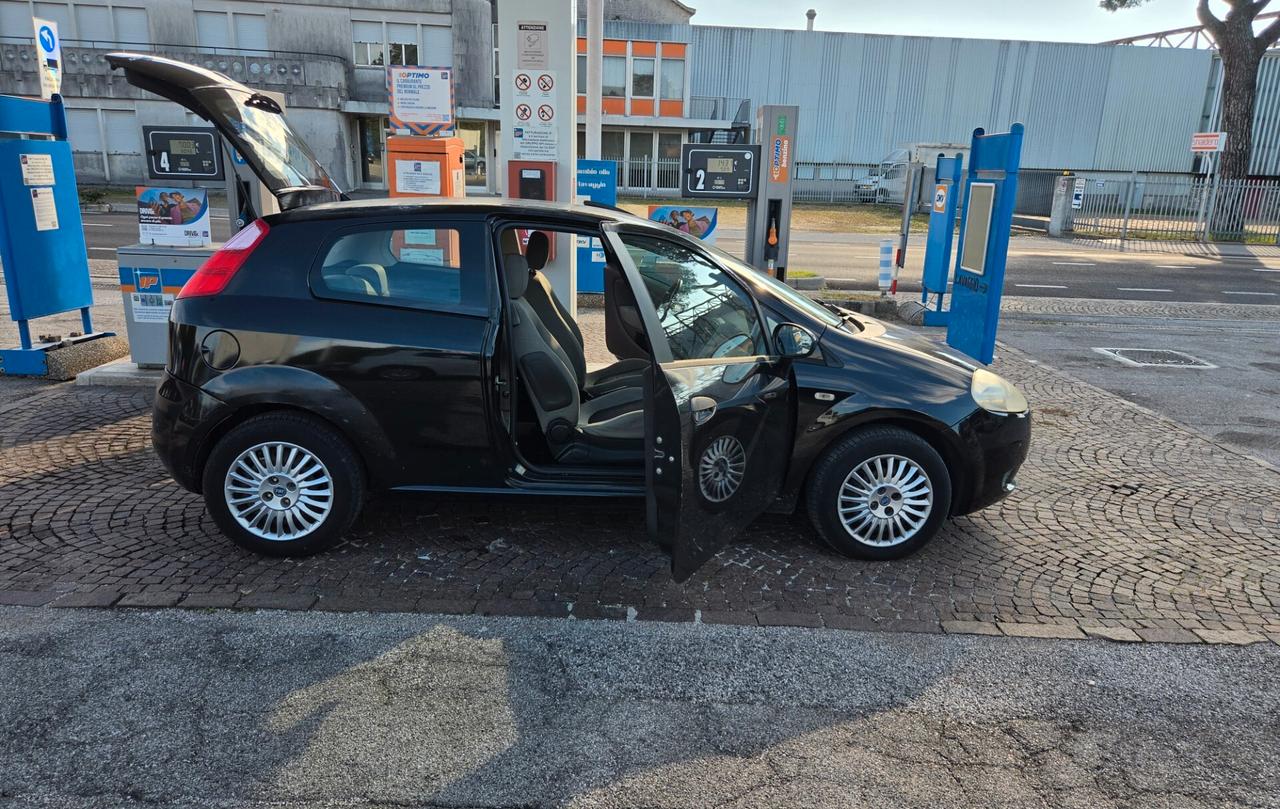 Fiat Grande Punto 1.3 MJT 75 CV 3 porte con 302.000km Neopatentati