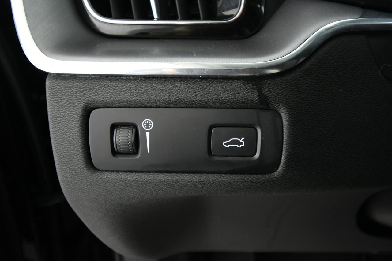 VOLVO XC60 2.0 b4 Momentum Pro awd auto CAMERA+C18"