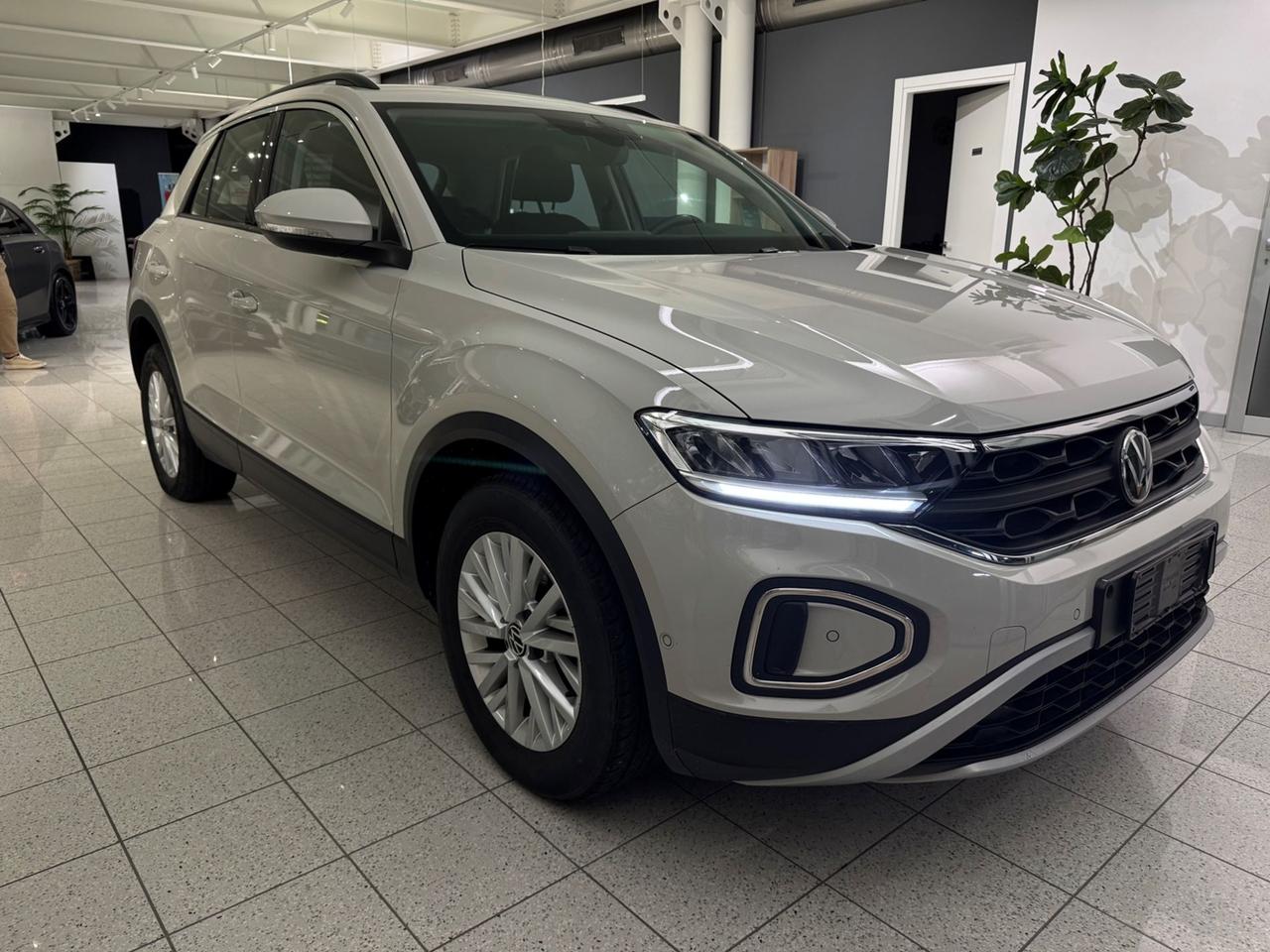 VOLKSWAGEN T-Roc 2022 1.0 tsi Life 110cv