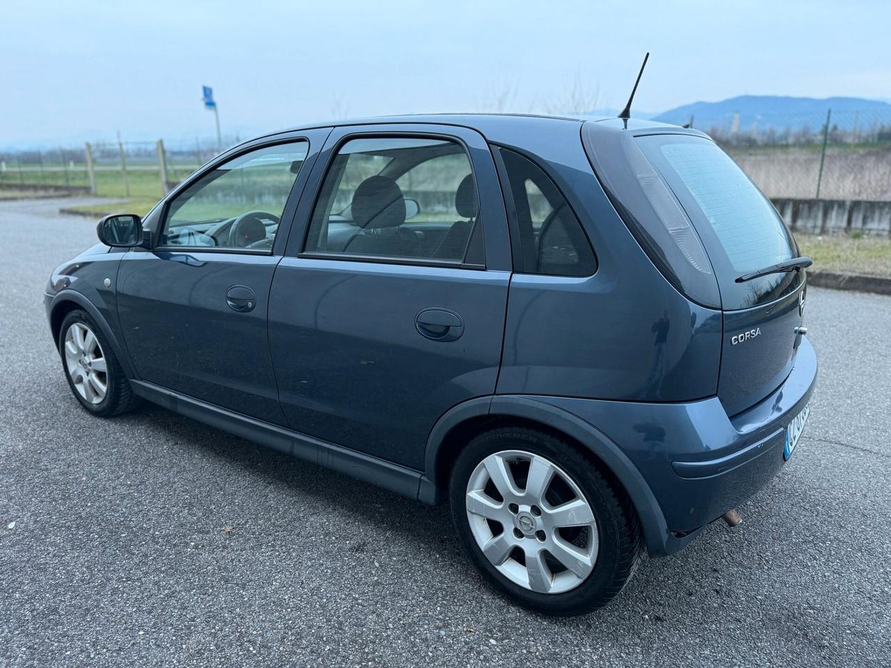 Opel Corsa 1.2i 16V 80CV NEOPATENTATI