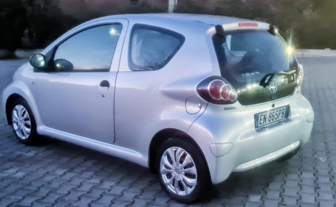 Toyota Aygo 1.0 (UNICOPROPRIETARIO)12V VVT-i 3 porte Now Connect