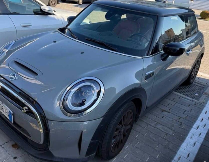 MINI COOPER SE GUARDA LE FOTO