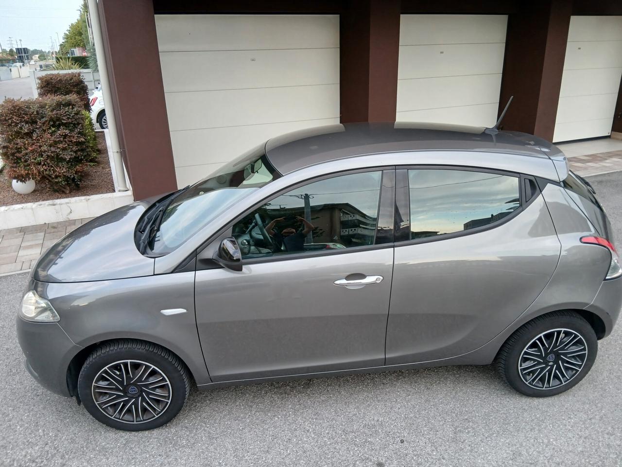 Lancia Ypsilon 1.2 69 CV 5 porte S&S Gold tua a € 169 mese