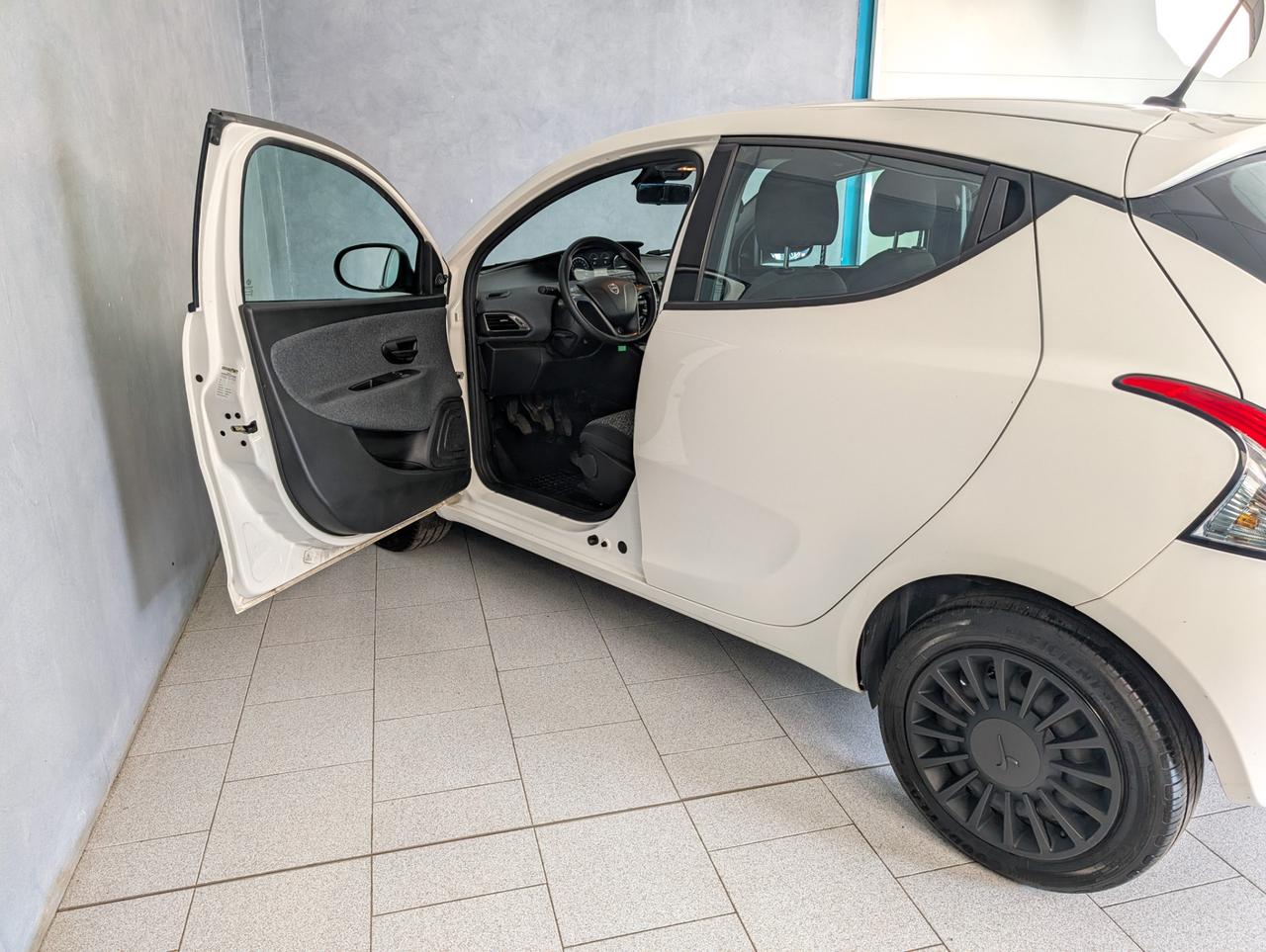 Lancia Ypsilon 1.0 Hybrid 70cv Silver