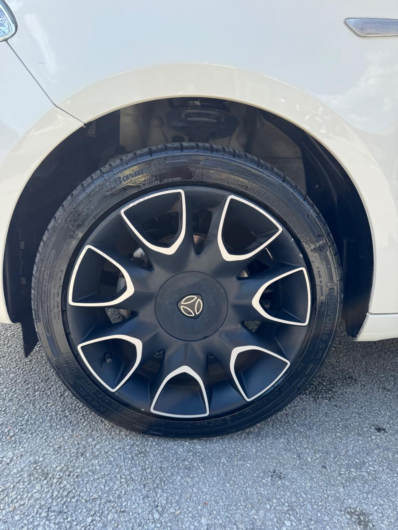 Lancia Ypsilon 1.3 MJT 16V 95 CV 5 porte S&S MOMO DESIGNE