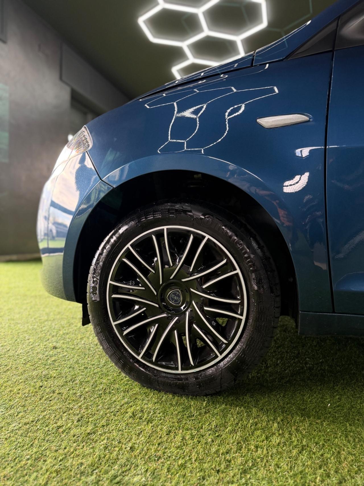 Lancia Ypsilon 1.0 Hybrid Ecochic Gold